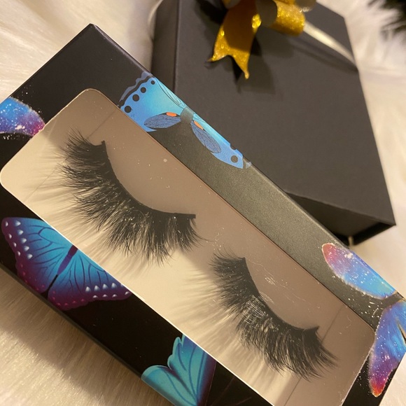 Lashes 🦋 - Picture 3 of 8
